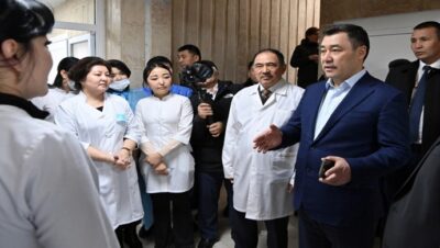 Президент Садыр Жапаров незапланированно посетил травматологический корпус Национального госпиталя