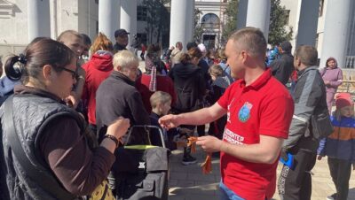 Активисты МГЕР и «Волонтерской Роты» раздали 100 тысяч Георгиевских ленточек в Мариуполе
