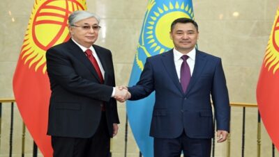 Президент Садыр Жапаров и Президент Казахстана Касым-Жомарт Токаев провели переговоры в узком формате