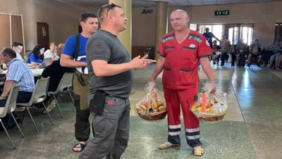 «Единая Россия» поздравила медиков, которые работают в центре помощи партии в Херсоне