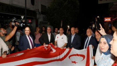 Cumhurbaşkanı Ersin Tatar, Okçular Vakfı ve Yunus Emre Enstitüsü tarafından 20 Temmuz Barış ve Özgürlük Bayramı dolayısıyla düzenlenen 2. Uluslararası Barış ve Özgürlük Okçuluk Kupası ve mehteran eşliğinde bayrak yürüyüşü etkinliklerine katıldı: