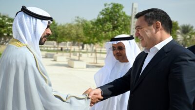 Президент Садыр Жапаров возложил венок в комплексе «Wahat Al Karama» г. Абу-Даби, посвященный героям ОАЭ