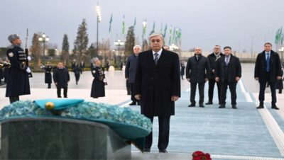 Касым-Жомарт Токаев возложил цветы к монументу Независимости Узбекистана