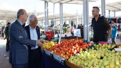 Cumhurbaşkanı Ersin Tatar, Güzelyurt bölgesindeki açık pazarı ziyaret ederek esnaf ve vatandaşlarla buluştu
