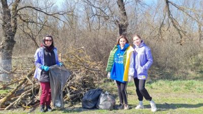 В Ставрополье активисты «Единой России» очистили от мусора берег озера