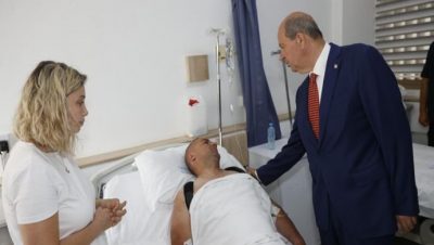 Cumhurbaşkanı Ersin Tatar, trafik kazası geçiren polis memuru Namık Özkan’ı ziyaret etti