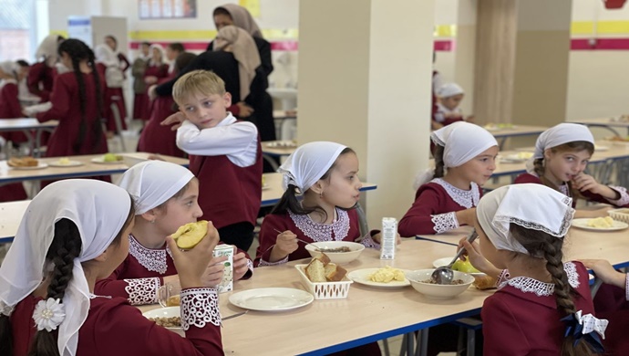 “Birleşik Rusya” Çeçenya’daki diğer 15 okuldaki ilkokul öğrencilerine yönelik sıcak yemeklerin kalitesini değerlendirdi