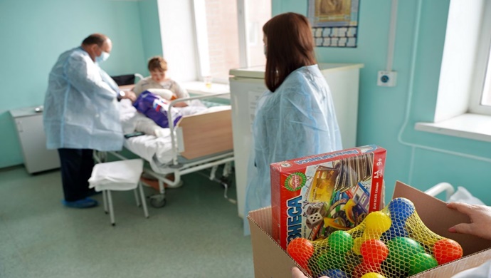 “Birleşik Rusya” Novosibirsk bölgesindeki çocuk kliniklerine “Cesaret Kutuları” bağışladı