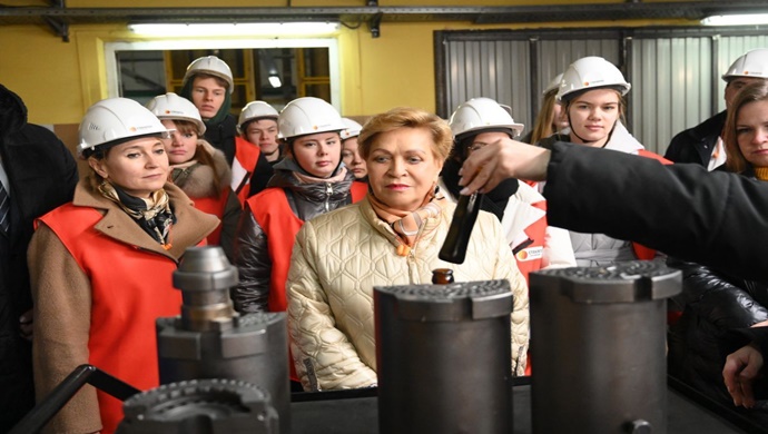 Birleşik Rusya, Tyumen bölgesinde öğrenciler için bir cam ambalaj fabrikasına gezi düzenledi