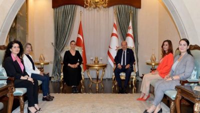 Cumhurbaşkanı Ersin Tatar, Kıbrıs Türk Fizyoterapistler Derneği Başkanı Dr. Fzt. Şahveren Yücel ve beraberindeki heyeti kabul etti