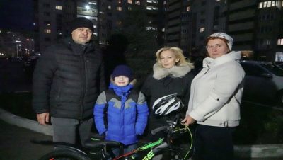 Stadyuma gezi, dizüstü bilgisayarlar, inşaat setleri, bisiklet: Birleşik Rusya’dan Devlet Duma milletvekilleri bölgelerdeki çocukların Yeni Yıl dileklerini yerine getirdi