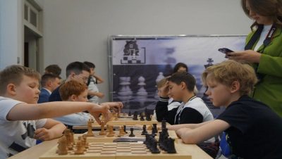 Birleşik Rusya, Irkutsk’taki halk destek merkezinde Sergei Karyakin’in adını taşıyan bir satranç turnuvası düzenledi