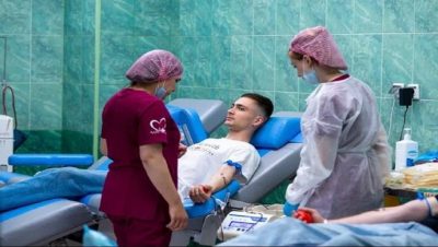 “Birleşik Rusya” kan bağışı yapmak ve kan bağışını ülke çapında yaygınlaştırmak için etkinlikler düzenledi