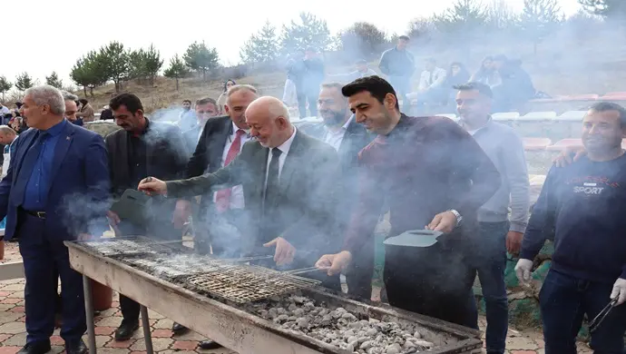 Giresun Üniversitesi Şebinkarahisar Yerleşkesinde Geleneksel Hamsi Şenliğine yüzlerce kişi katıldı