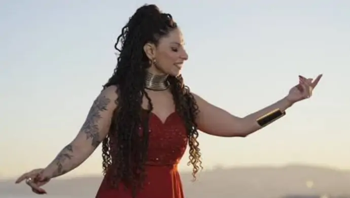 Refika’dan Kalplere Dokunan Yeni Tekli: “Geçmiş Olsun”