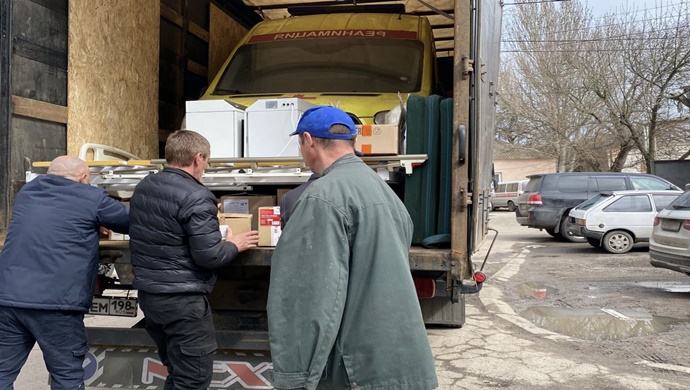 Birleşik Rusya, St. Petersburg’dan Kherson bölgesine tıbbi malzeme ve deneysel askeri teçhizat transfer etti