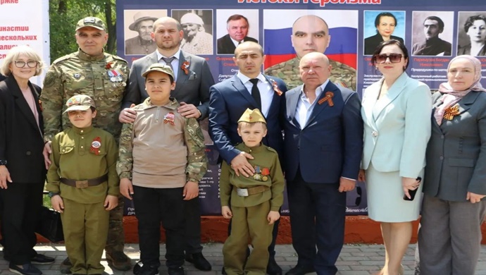 В Кизляре по партпроекту «Единой России» «Историческая память» открыли масштабную выставку «Истоки героизма»